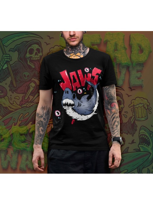 Мъжки модел с JAWS унисекс тениска с shark илюстрация в gothic punk streetwear стил