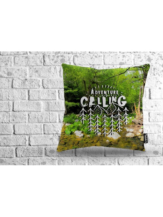 Декоративна възглавница с надпис Adventure Calling